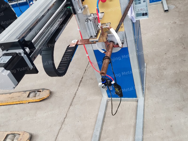 Spot welding equipment joining a cylindrical metal filter component